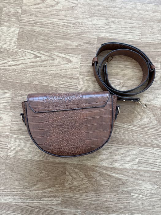 Бяла дамска чанта и кафява дамска чанта с дълга дръжка