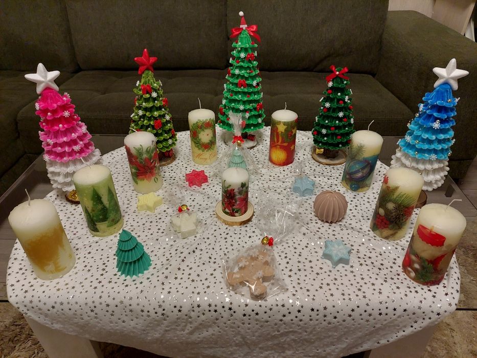 Коледни свещи и елхички