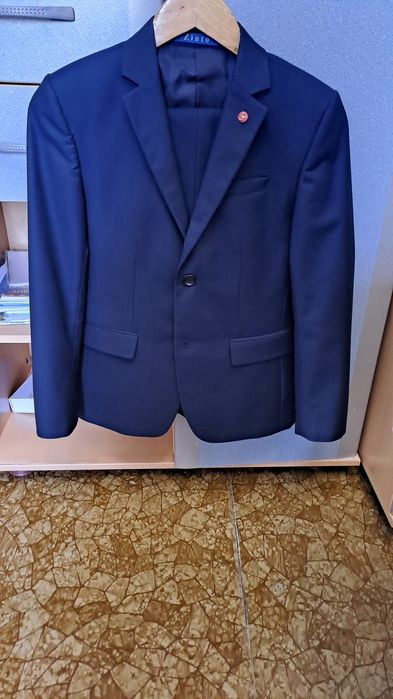 Продам костюм школьный