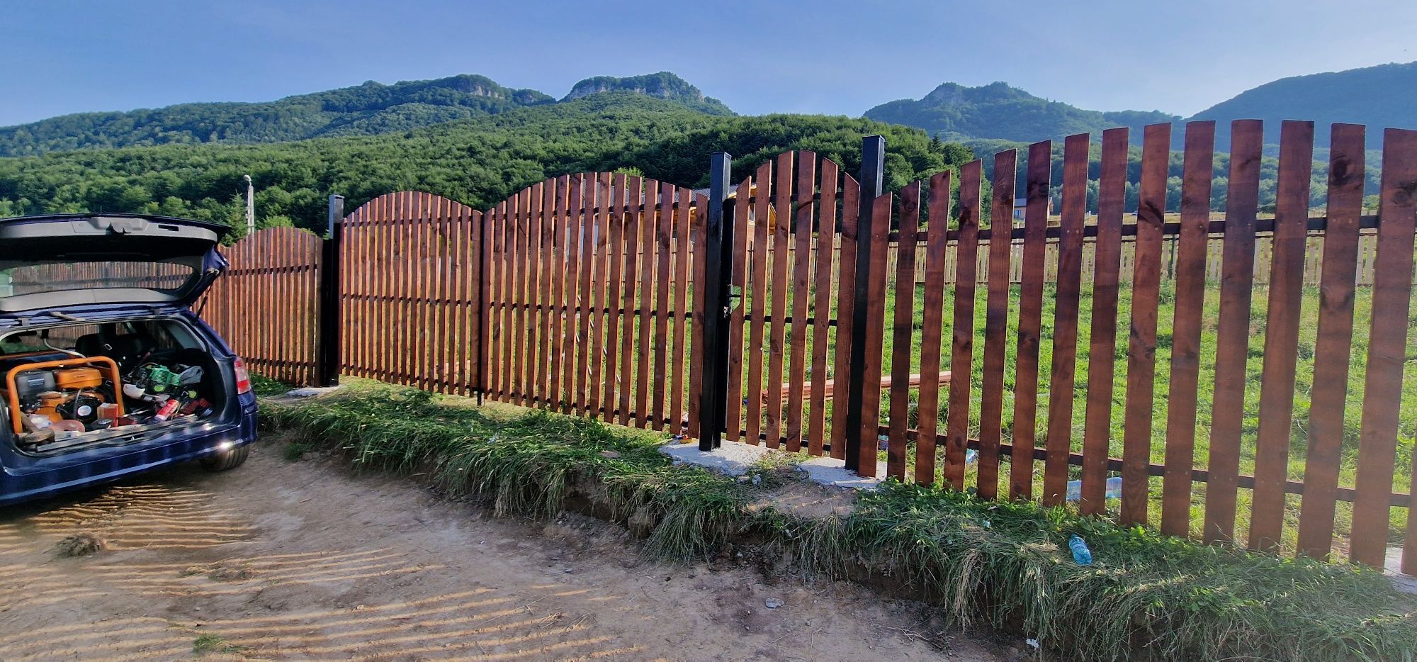 Confectionam Porti metalice cu lambriu garduri lemn panouri bordurate