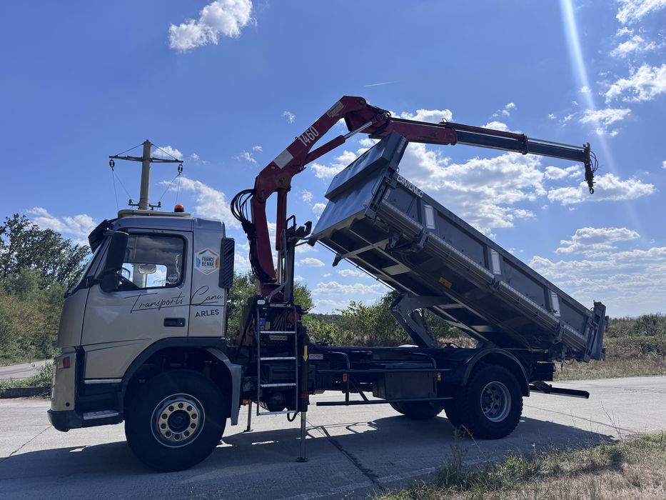 Camion basculabil si macara Volvo