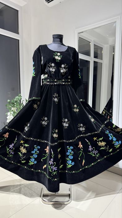 Unicat! Rochie artizanala brodata cu fir de matase pe catifea