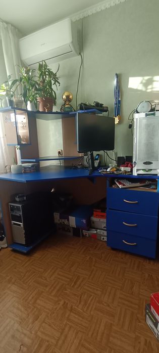 Компьютерный стол и шкаф