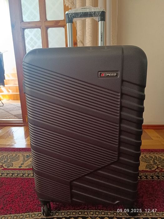 Продается чемодан размер М