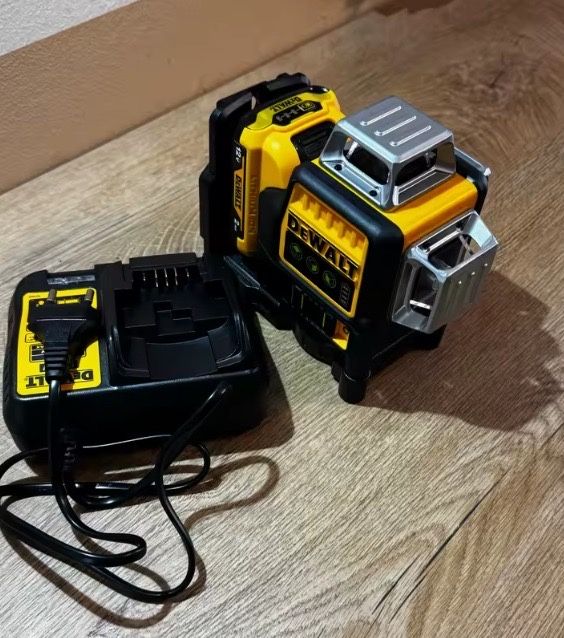 Dewalt nivela laser + ACUMULATOR SI INCARCATOR