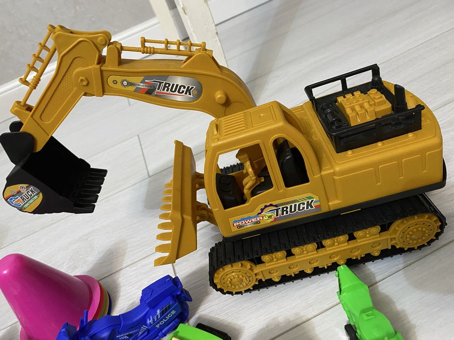 Продам машинки трактор