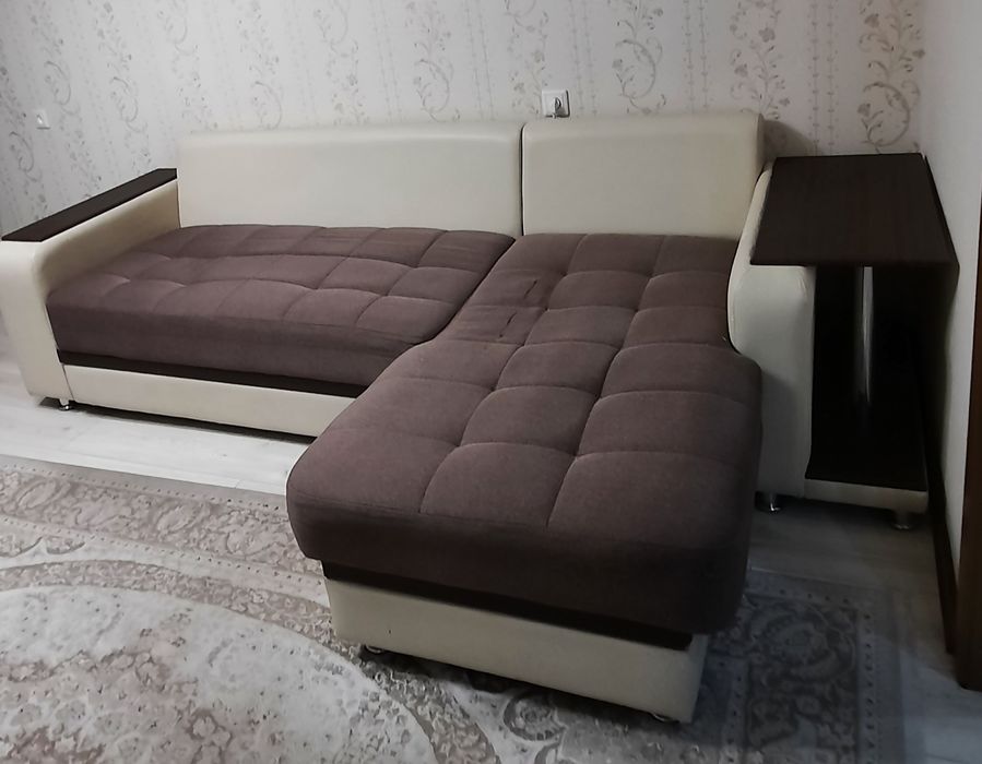 Диван - кровать со столиком.