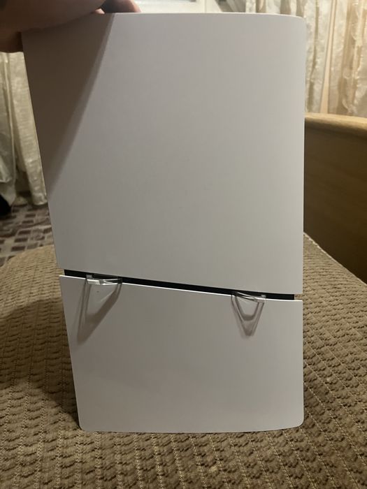 Vand PS5 digital slim 1TB(2 manete+ fifa ultimate edition)