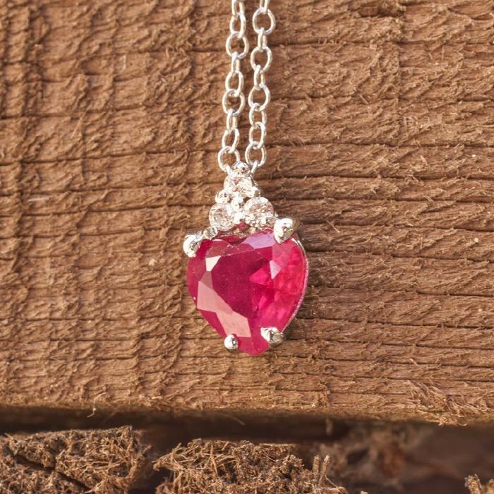 Колие 18К бяло злато с диаманти и рубин