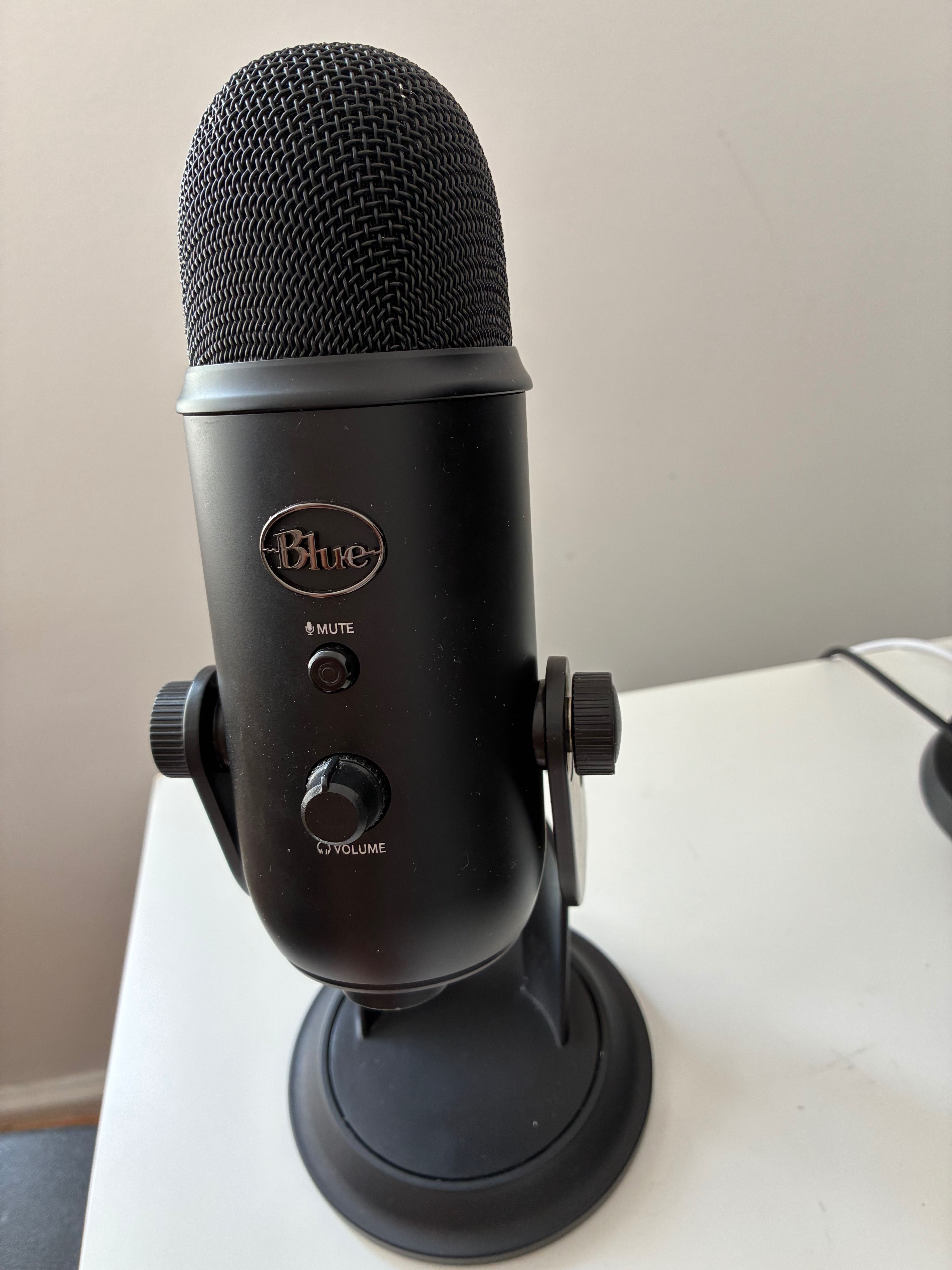 Микрофон Logitech Blue Yeti - черен