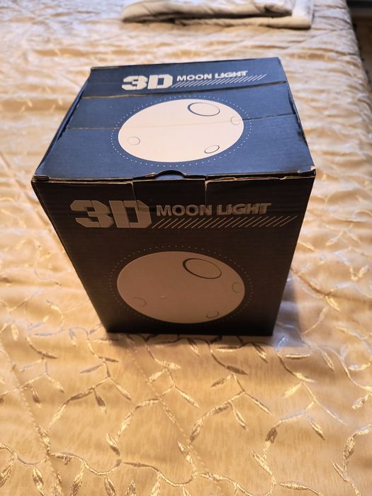 Лампа, която свети в различни цветове, имитира Луната