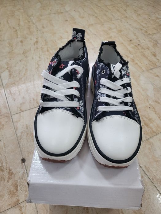 Дамски спортни обувки