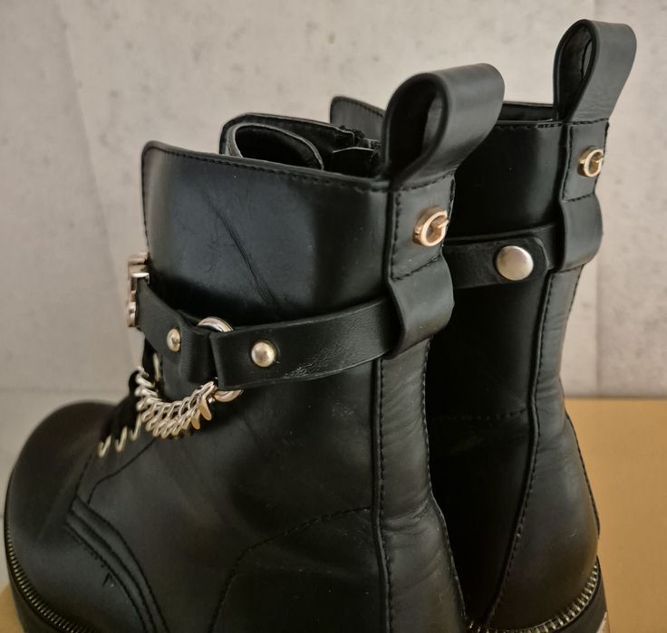 Ниски боти Guess