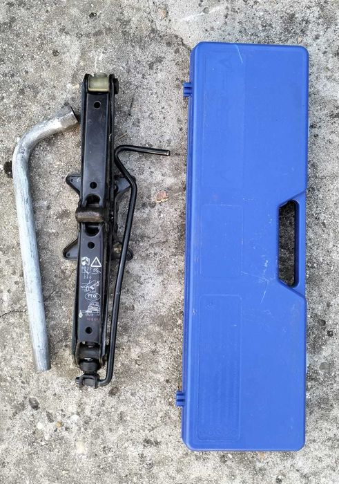 Triunghiuri reflectorizante si cric