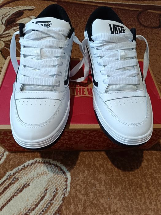 Нови обувки Vans