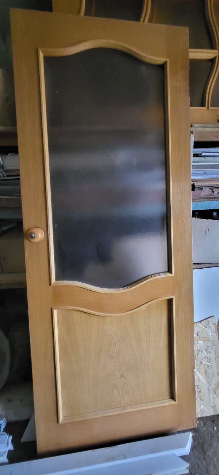 Продается двери деревянные со стеклом