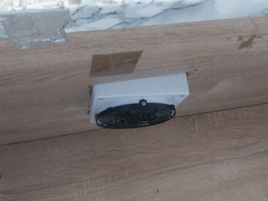 Vând birou pt unghi