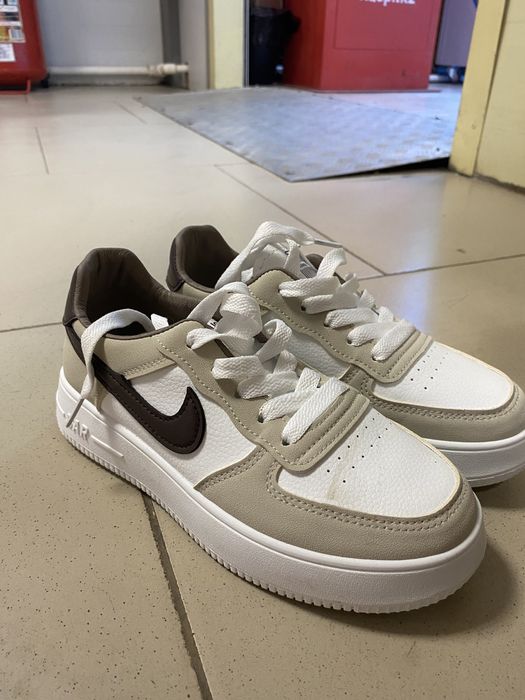 Кроссовки новые беж