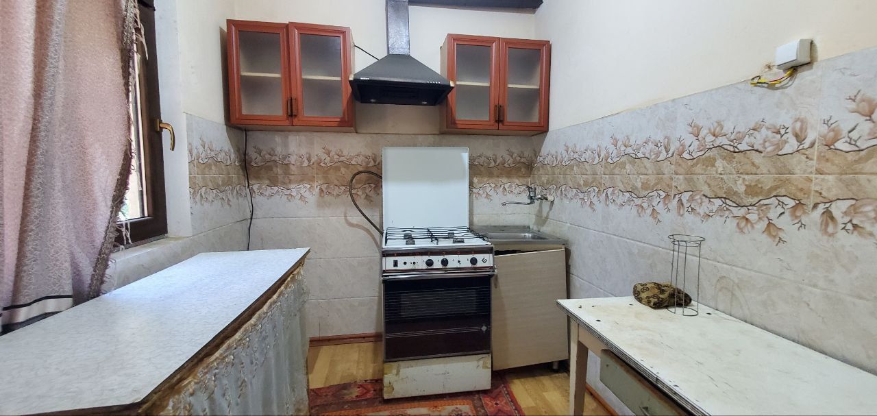 Аренда 3 хонали квартира нархи 350 $ 1 Чи этаж