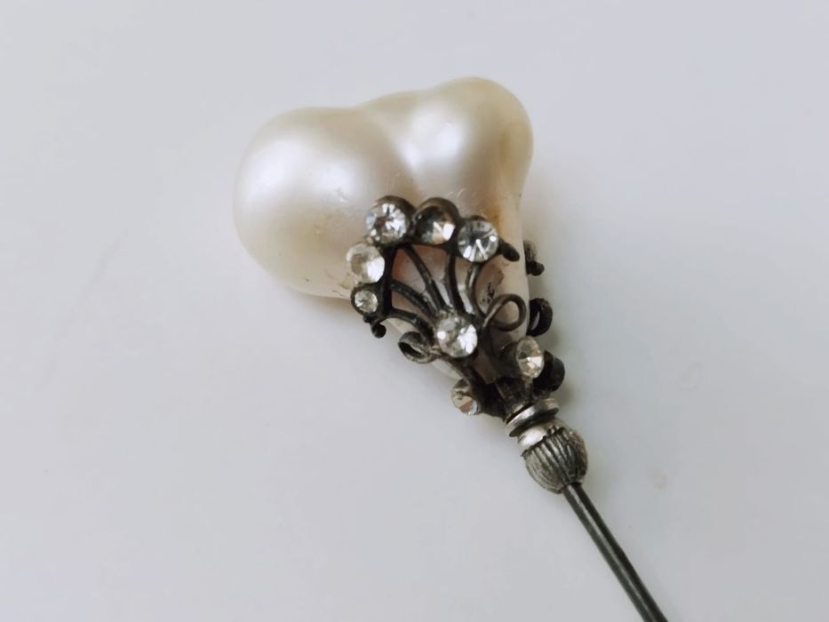 Agrafa de palarie/par decorativa cu o perla si pietre albe