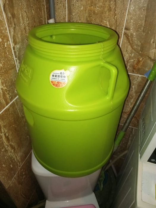 Продам пластиковый бак в отличном состоянии 50 л за 3500 т