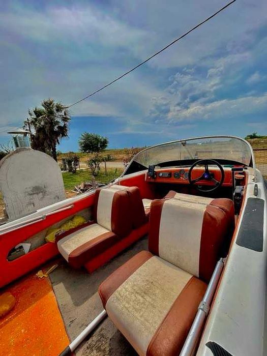 Моторна лодка Bayliner