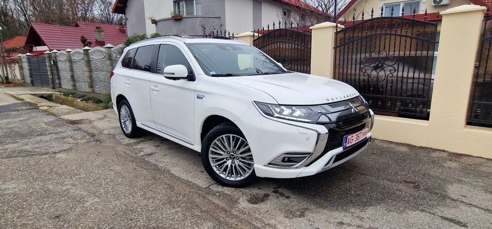 Mitsubishi Outlander PHEV 4WD.TOP/EXTRAFULL/led/piele/trapa/senzori/revizii la zi