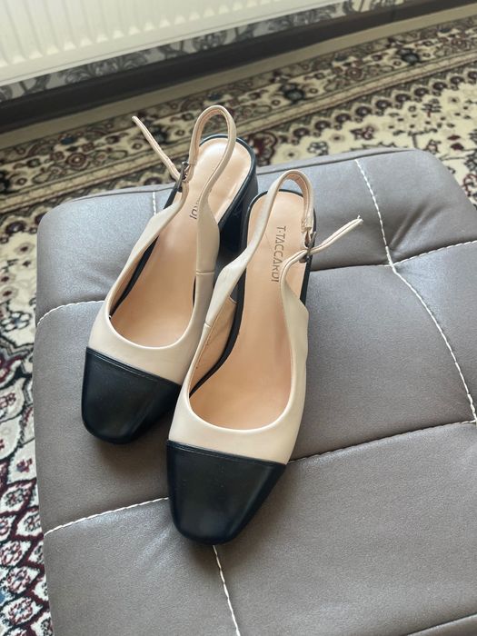 Босоножки продаются