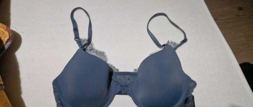 Sutien Victoria's Secret  32C cu inchidere in fata