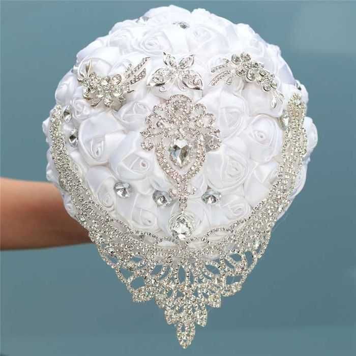 Buchet de mireasa cu pietre brose si flori de satin