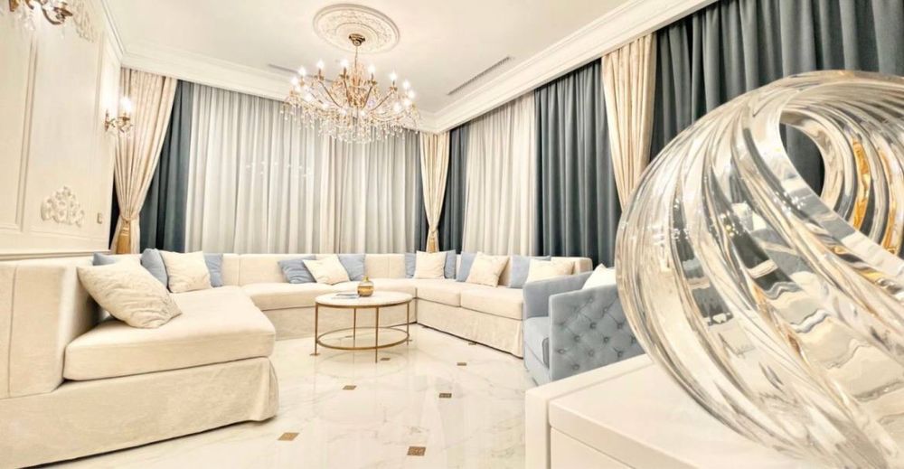 Гостиница России-Новостройка! Сдается 3-х комнатная в центре города!