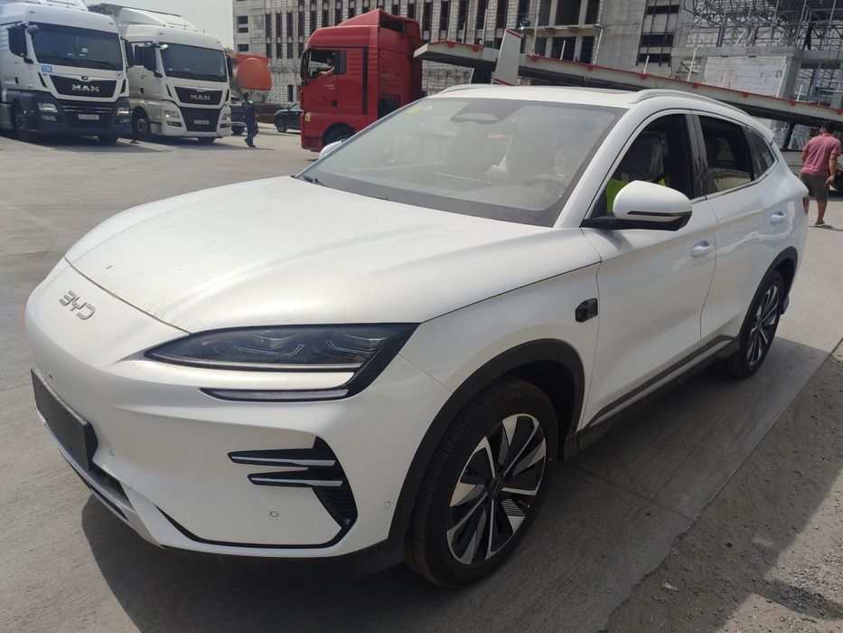 BYD chempion 2025 yil Smart drive yengi oq va qora naglari bor