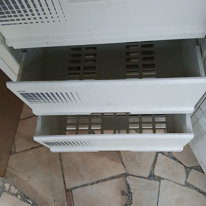 Продавам малък 80л.Фризер