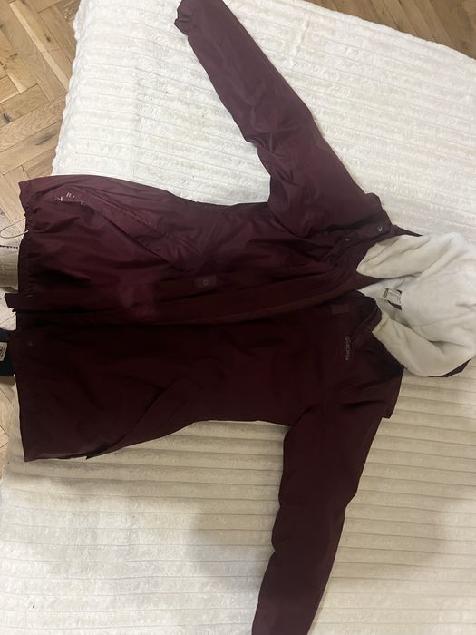 Зимно спортно яке от Декатлон на марката Quechua