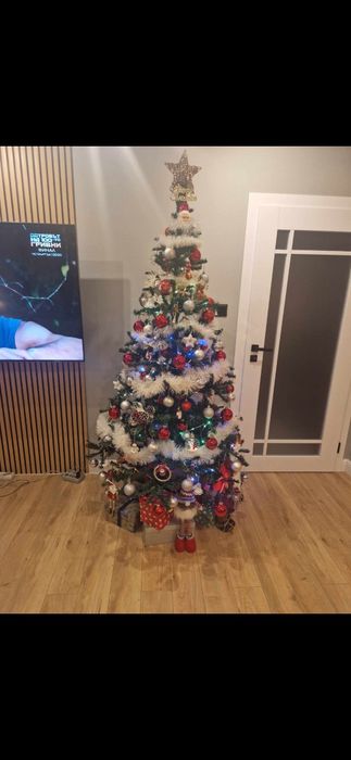 Продавам коледна елха