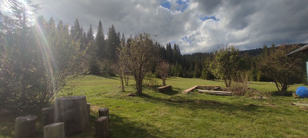Teren intravilan 3ha, cu 2 cabane si panorama superba