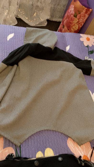 Продам полупальто 56-58р,10 тысяч,в хорошем состоянии,с капюшоном