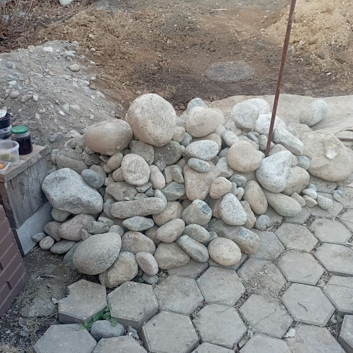 Камни на стройку