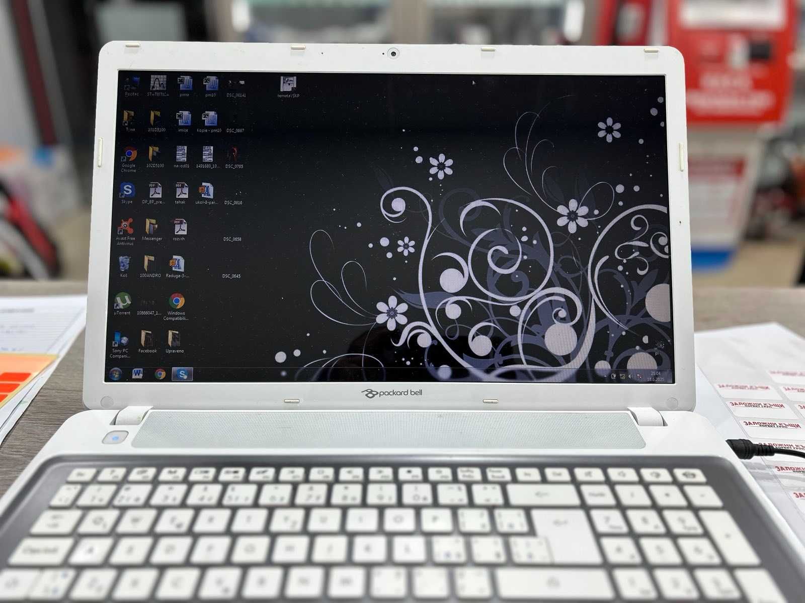 Продавам лаптоп Packard Bell EasyNote LV