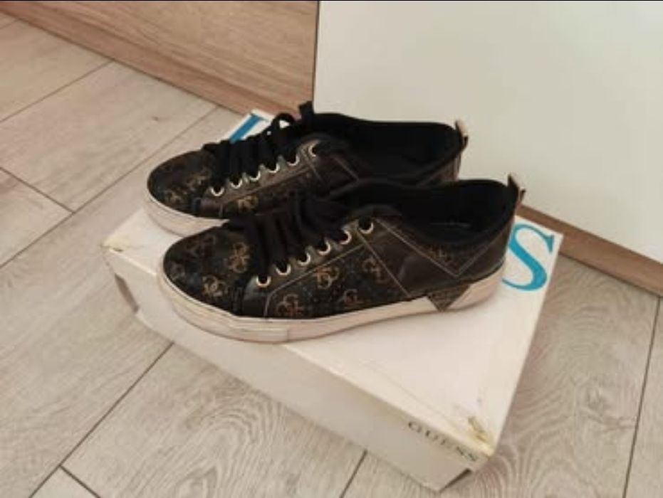 Оригинални черни дамски кецове Guess В отлично състояние. 36 номер. С