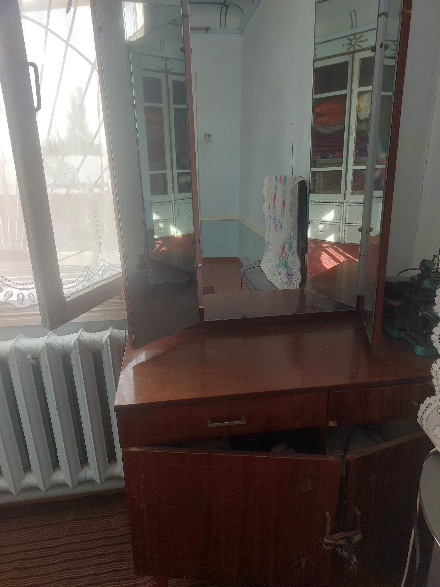 Xar xil eski buyumlar bor. Yana xili kop. Idishlar xam bor