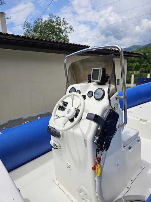 Barcă gonflabilă cu chila rigidă RIB Bombard 600 DB cu motor 90 CP