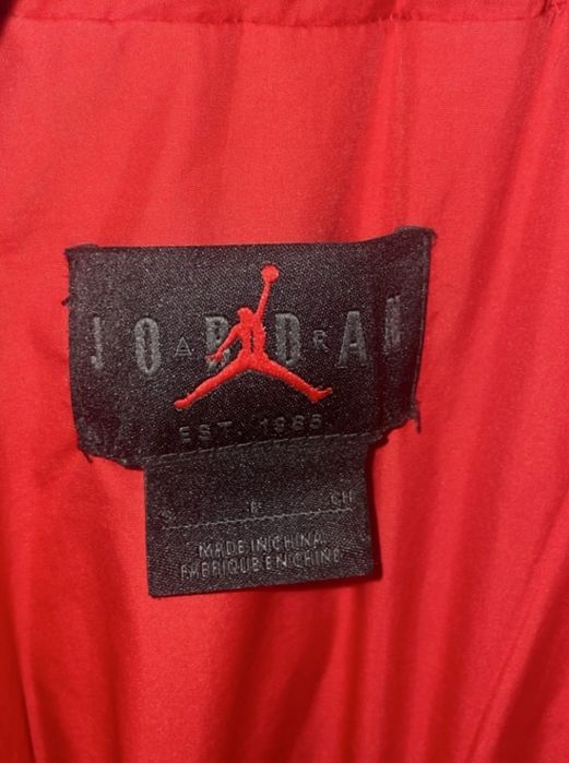 Здравейте продавам яке Jordan размер S