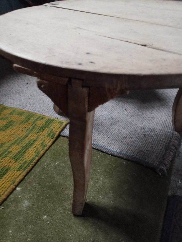 Masuta veche de lemn cu scaunele