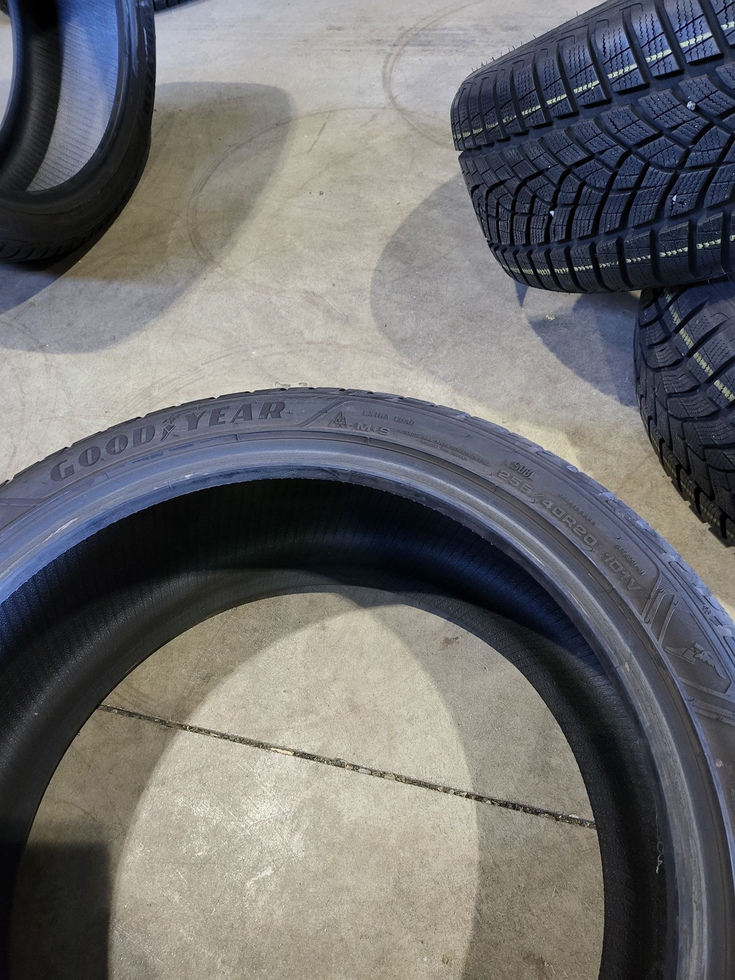 255/40/20//235/45/20 Goodyear