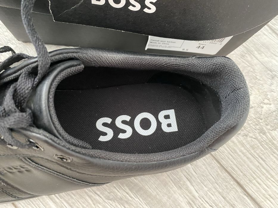 Vand papuci Boss in stare excelenta