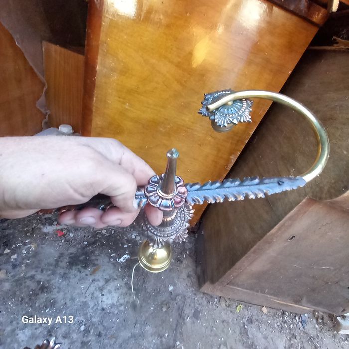 Lustra veche ,am abajururile dar nu originale