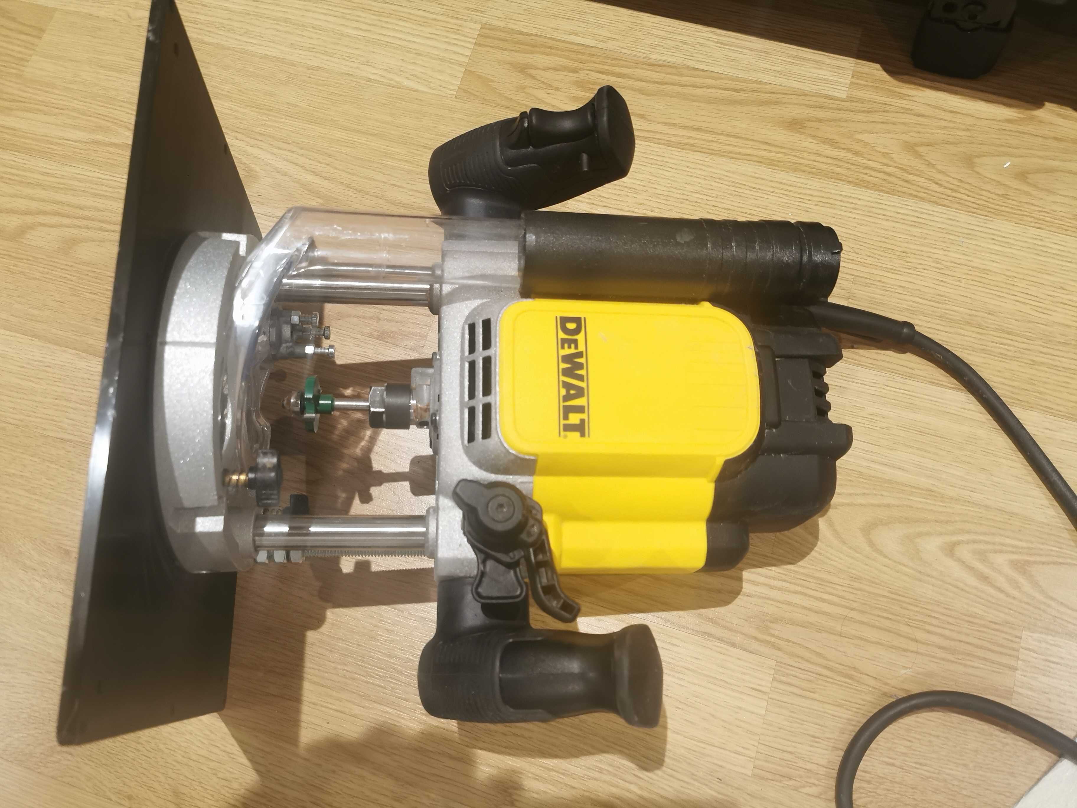 Оберфреза DEWALT DWE625