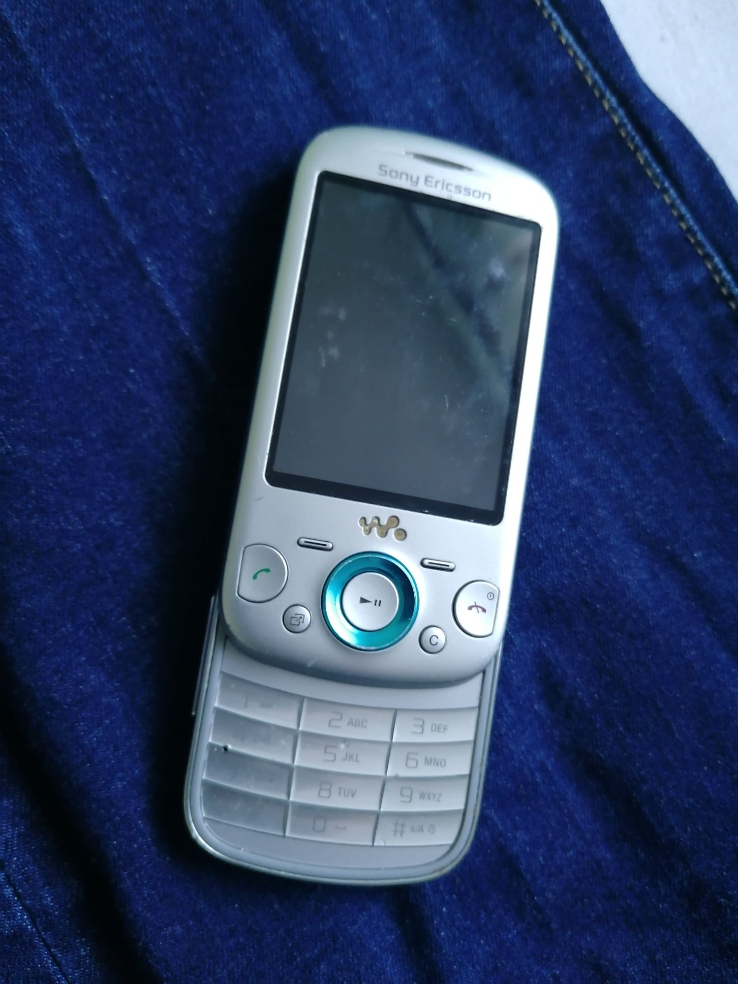 Vând Sony Ericsson w20i liber de rețea trimit și prin curier sau posta