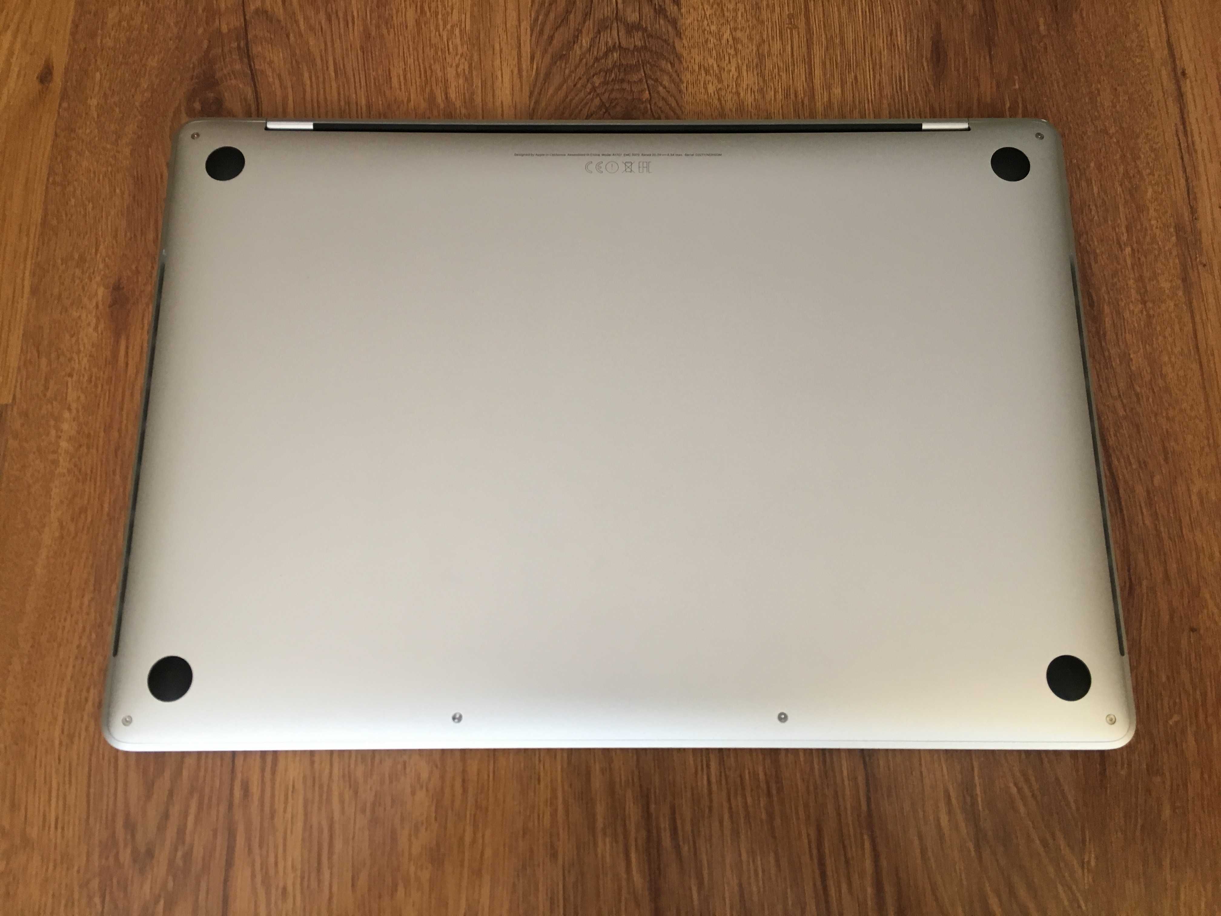 15.4' Core i7 Apple MacBook Pro Mid 2017 16GB RAM/512GB SSD/Radeon 560